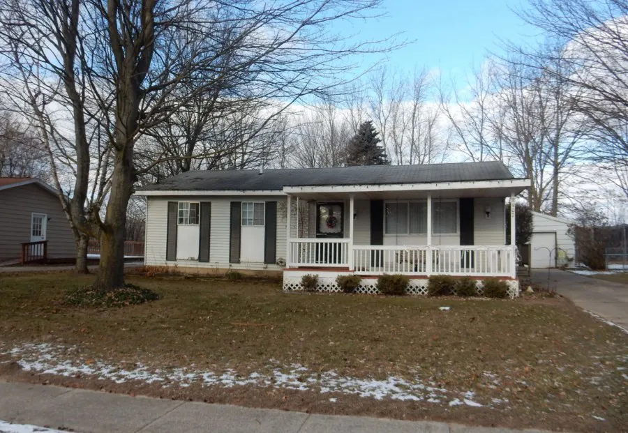 Henry St, Midland, MI 48642