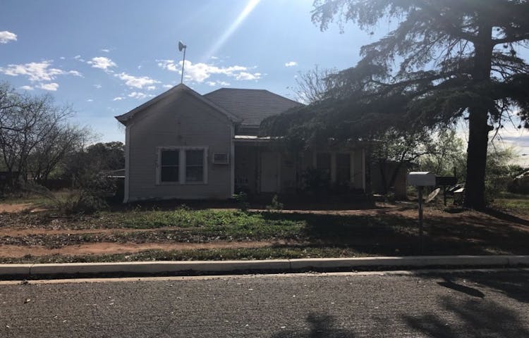 816 S Ash St Pearsall, TX 78061, Frio County