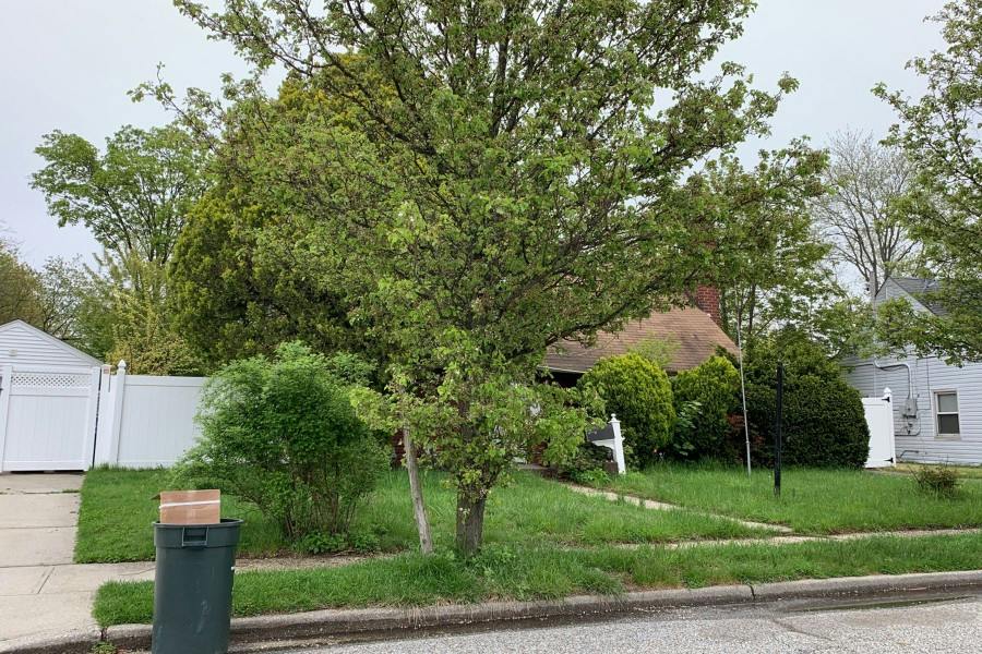 Barbara Ln, Levittown, NY 11756