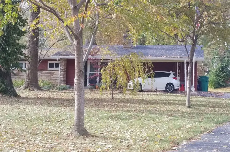 Eau Claire Dr, Saint Charles, MO 63301
