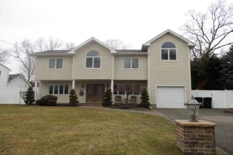 435 Spruce Avenue West Islip, NY 11795-2711, Suffolk County