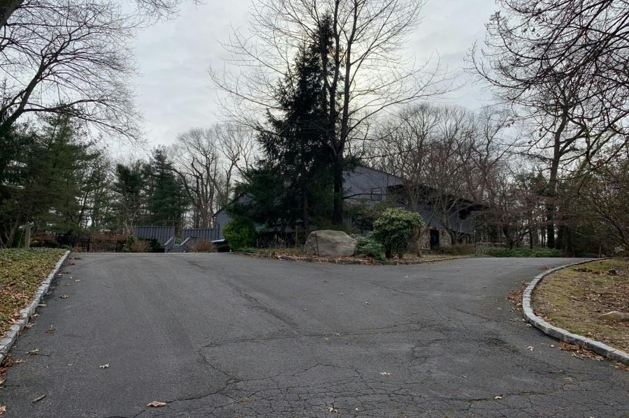 Hunters Dr, Syosset, NY 11791