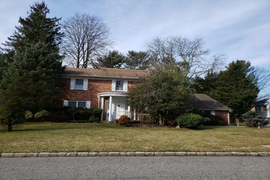 Tara Dr, Roslyn, NY 11576