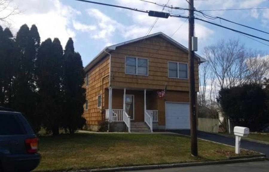 Memorial Blvd, East Moriches, NY 11940