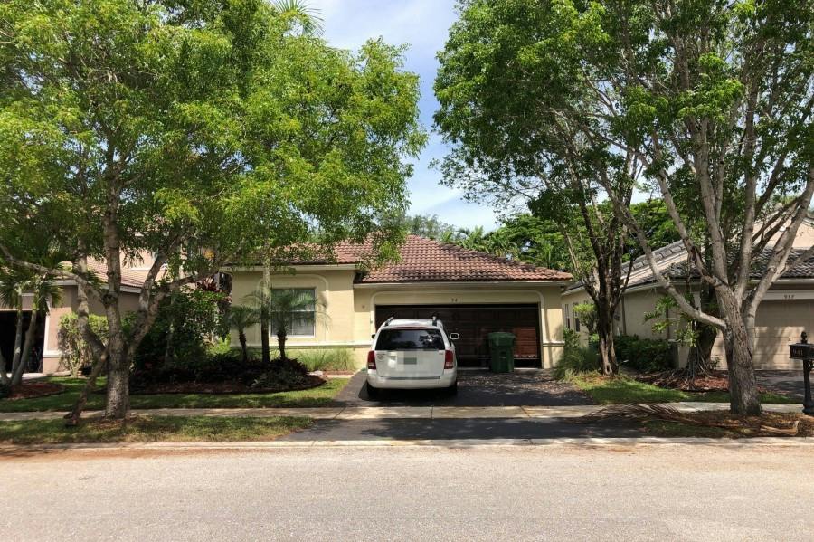 Bluewood Ter, Weston, FL 33327
