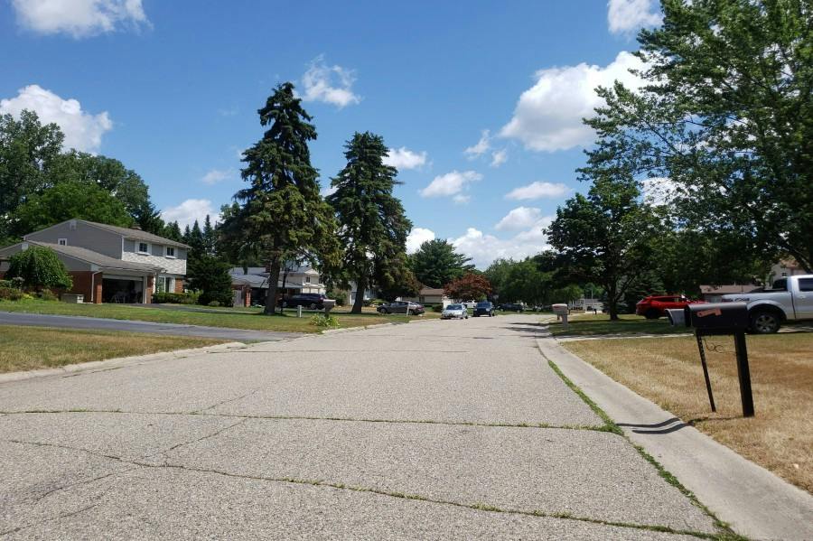 Pleasant Manor Dr, Waterford, MI 48327