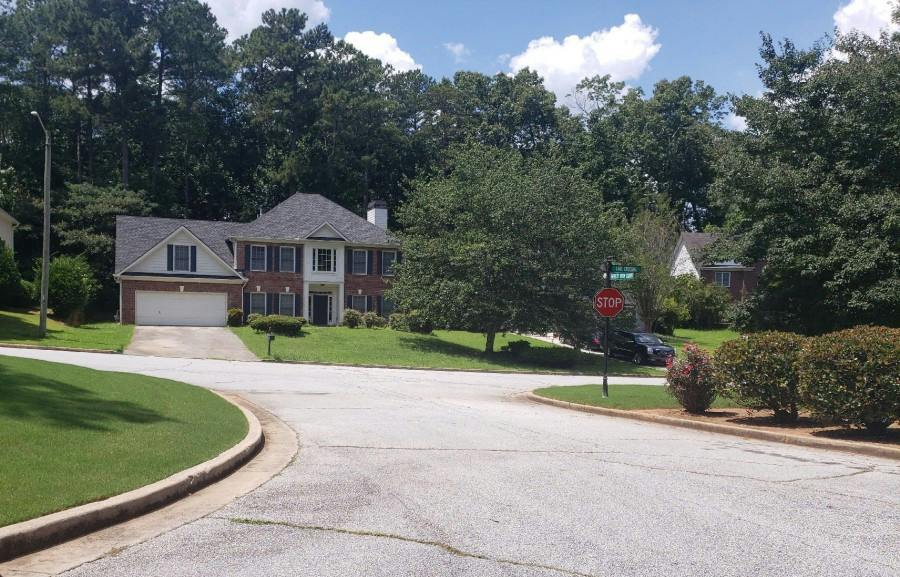 Breezeview Ct, Stone Mountain, GA 30087